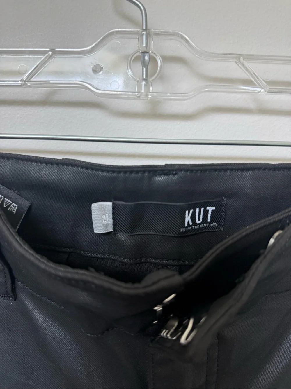 Kut from the Kloth Women’s Black coated Slim Straight Jeans